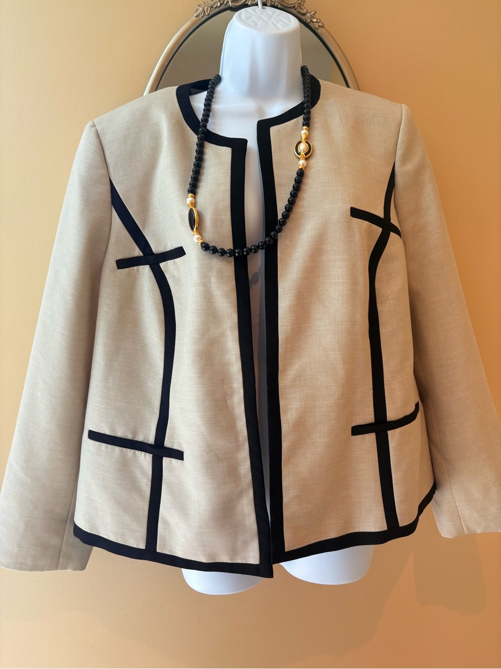 Jones Studio Woman Tan Black Stitch Trim Detail 14W